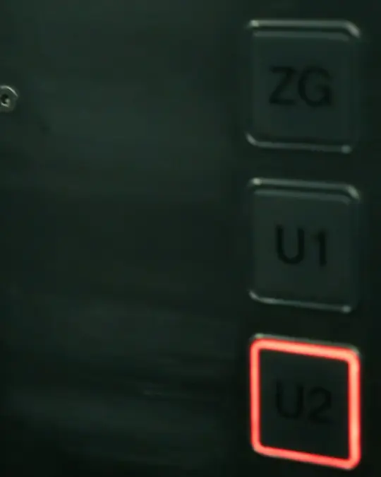 Im Lift leuchtet die Taste U2 – Standbild aus einem Film von Secret Mission