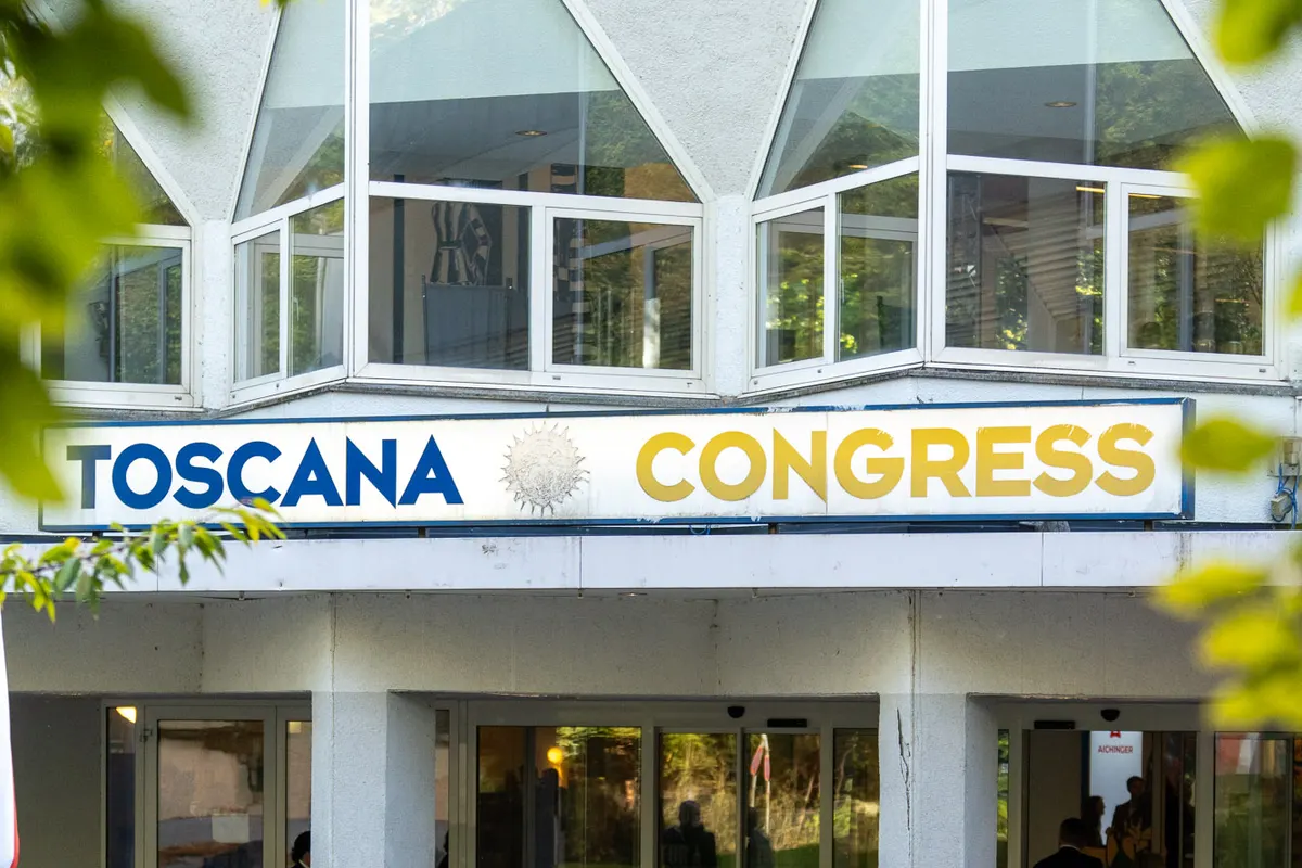 Der Eingang des Toscana Congress in Gmunden mit dem Schriftzug über der Tür