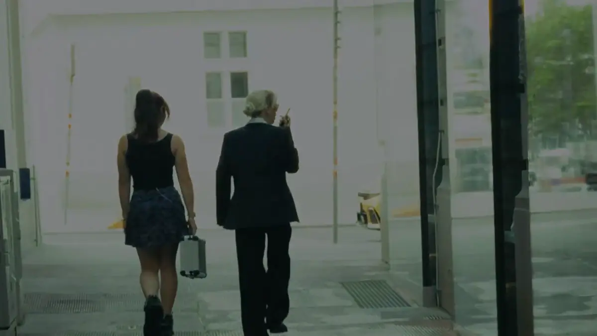 Zwei Agentinnen gehen nebeneinander durch eine Gasse in der Wiener Innenstadt – Standbild aus einem Film von Secret Mission