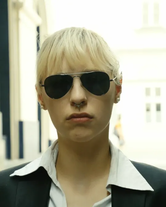 Agentin mit Pilotenbrille in einer Gasse der Wiener Innenstadt – Standbild aus einem Film von Secret Mission