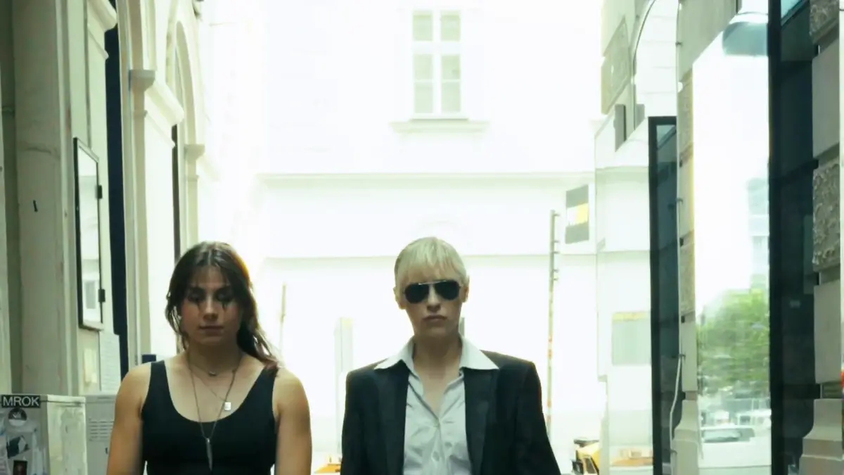 Zwei Agentinnen in Schwarz gehen durch eine Gasse der Wiener Innenstadt – Standbild aus einem Film von Secret Mission