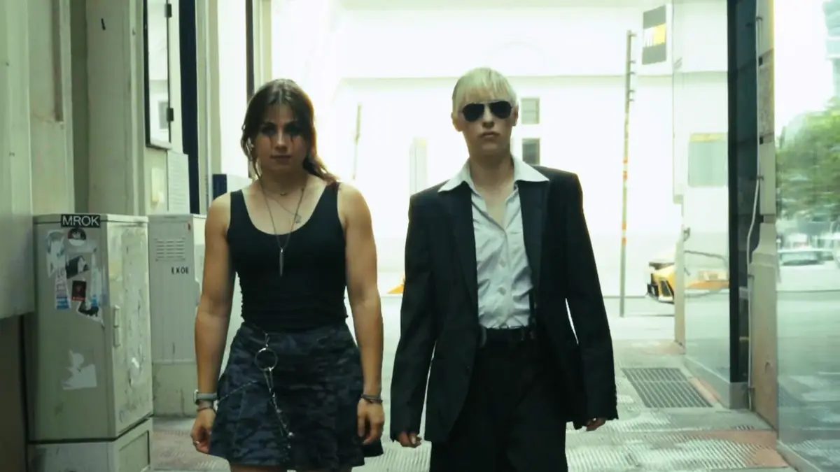 Eine Spielerin und eine Agentin gehen durch eine Gasse der Wiener Innenstadt – Standbild aus einem Film von Secret Mission