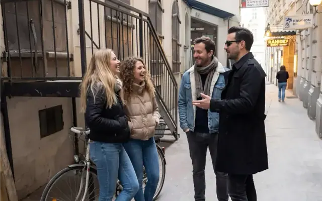 Ein Informant trifft das Team in einer Wiener Gasse