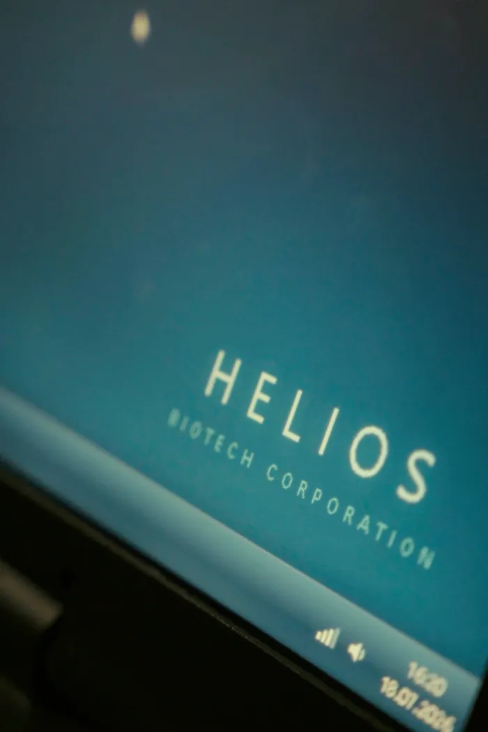 Laptop mit dem Logo der Helios Biotech Corporation