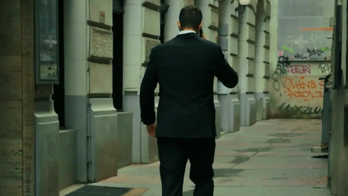 Agent im Anzug geht eine Gasse in der Wiener Innenstadt entlang – Standbild aus einem Film von Secret Mission
