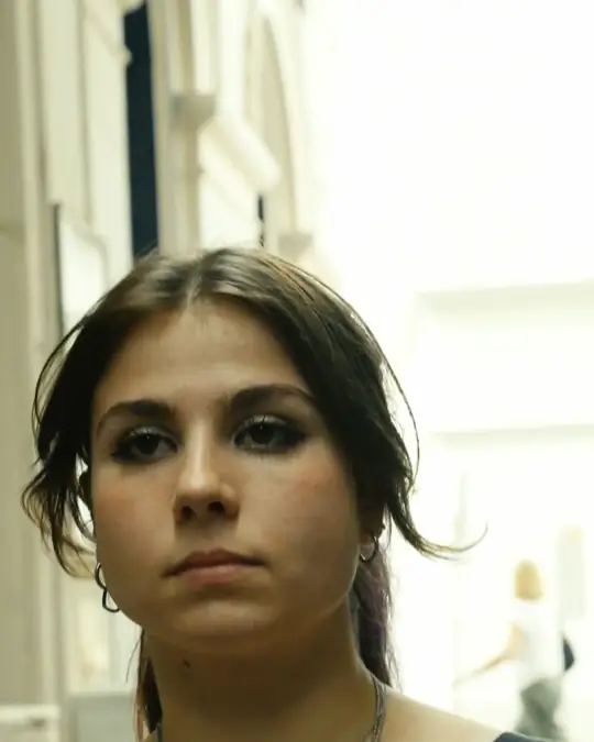 Agentin mit Halsketten in einer Gasse der Wiener Innenstadt – Standbild aus einem Film von Secret Mission