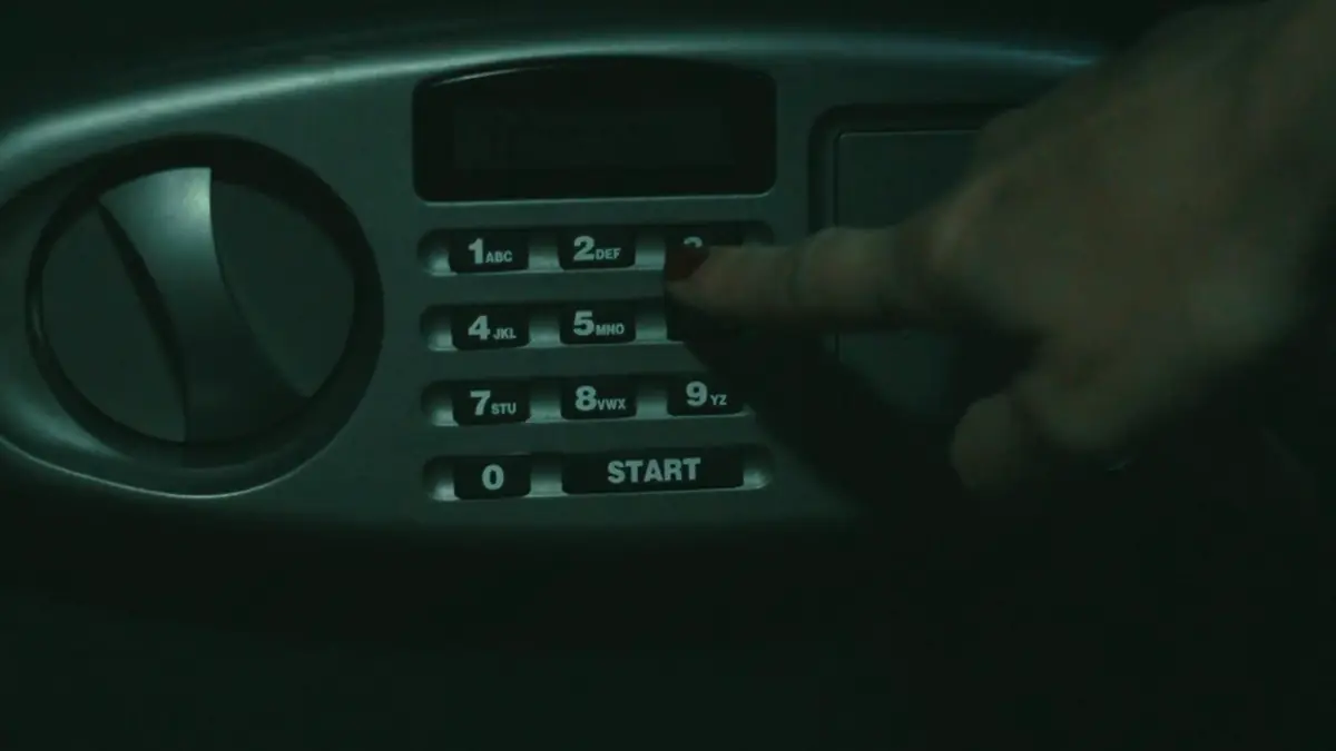 Ein Finger tippt einen Code in das Tastenfeld eines Tresors – Standbild aus dem Film zur Mission NOVEX-3