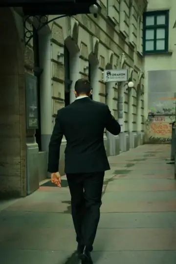 Agent unterwegs in der Innenstadt