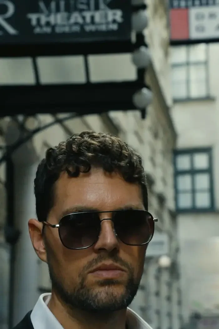 Darsteller mit Sonnenbrille vor dem Theater an der Wien