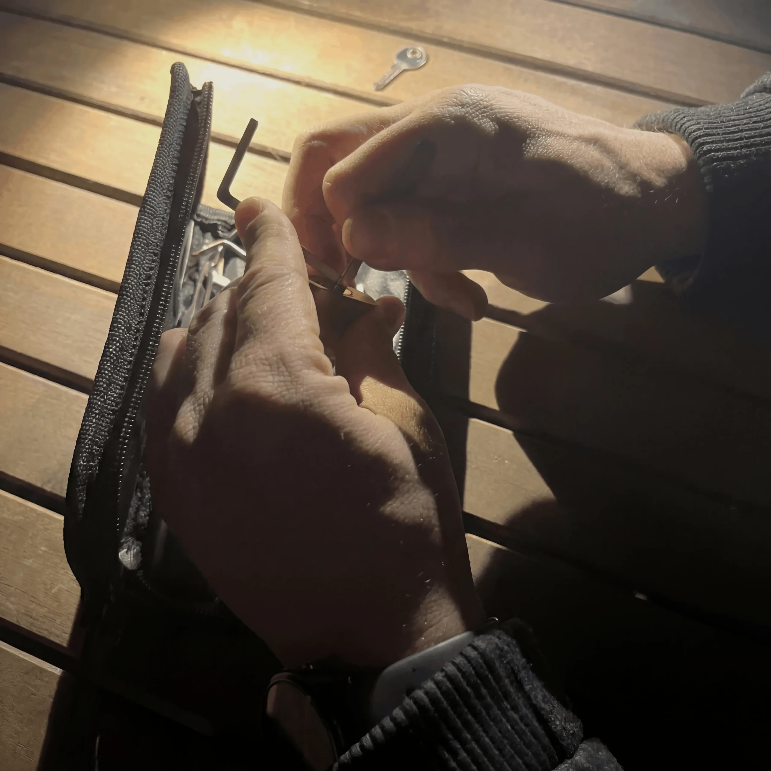 Spieler loest Raetsel mit Kryptex